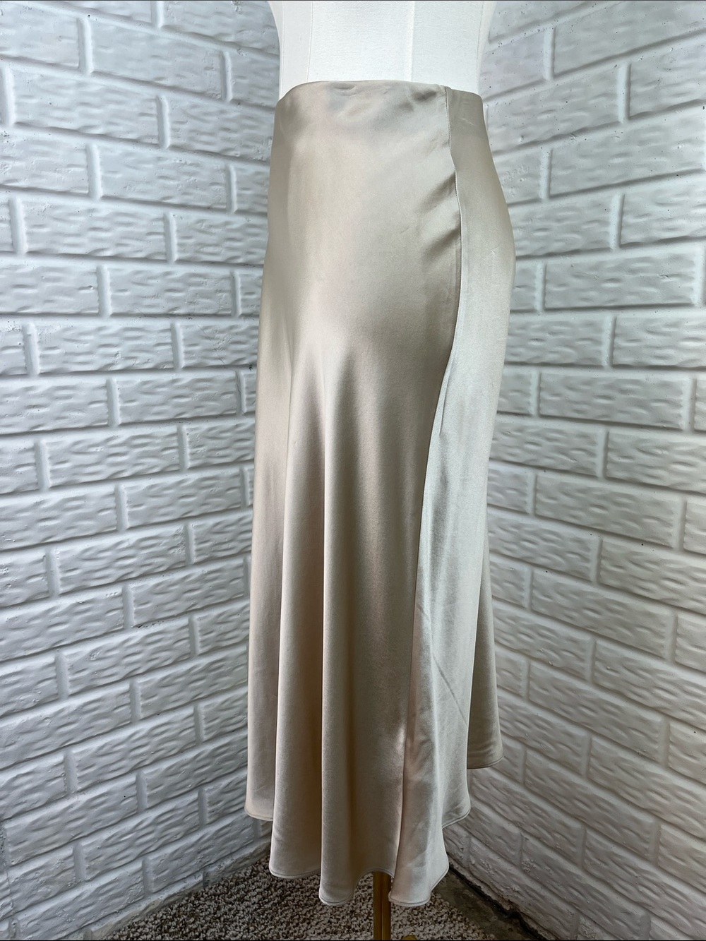 QUINCE 100% SILK PULL ON SKIRT ELASTIC WAIST AND WASHABLE CHAMPAGNE COLOR SZ MD - Picture 4 of 10